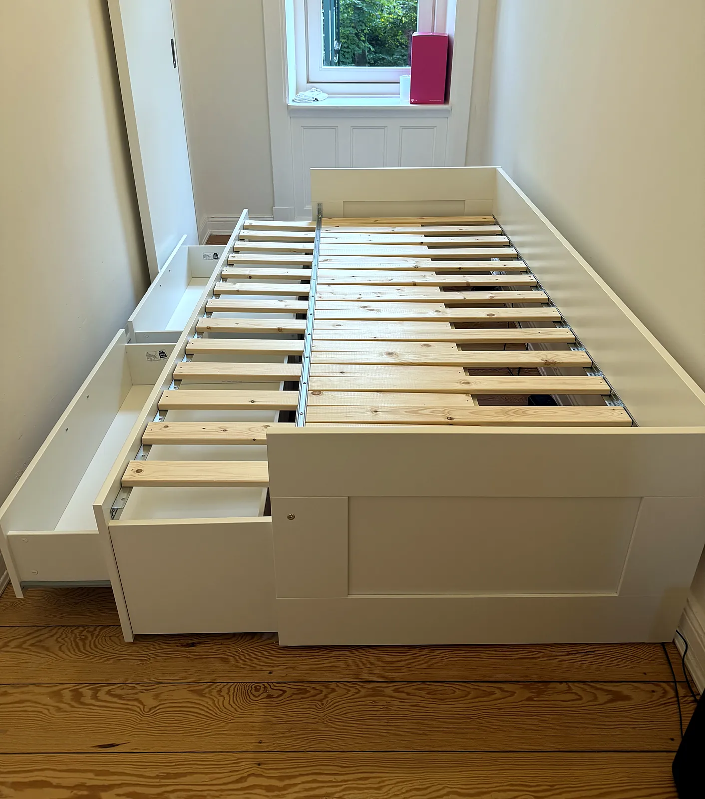 Weißes Bett mit Bettkästen und Lattenrost