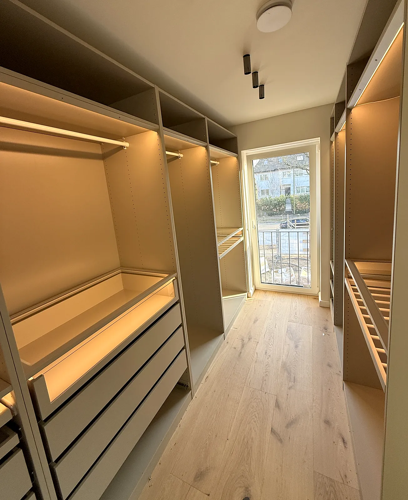 Begehbarer Kleiderschrank mit warmer LED-Beleuchtung und Schubladen