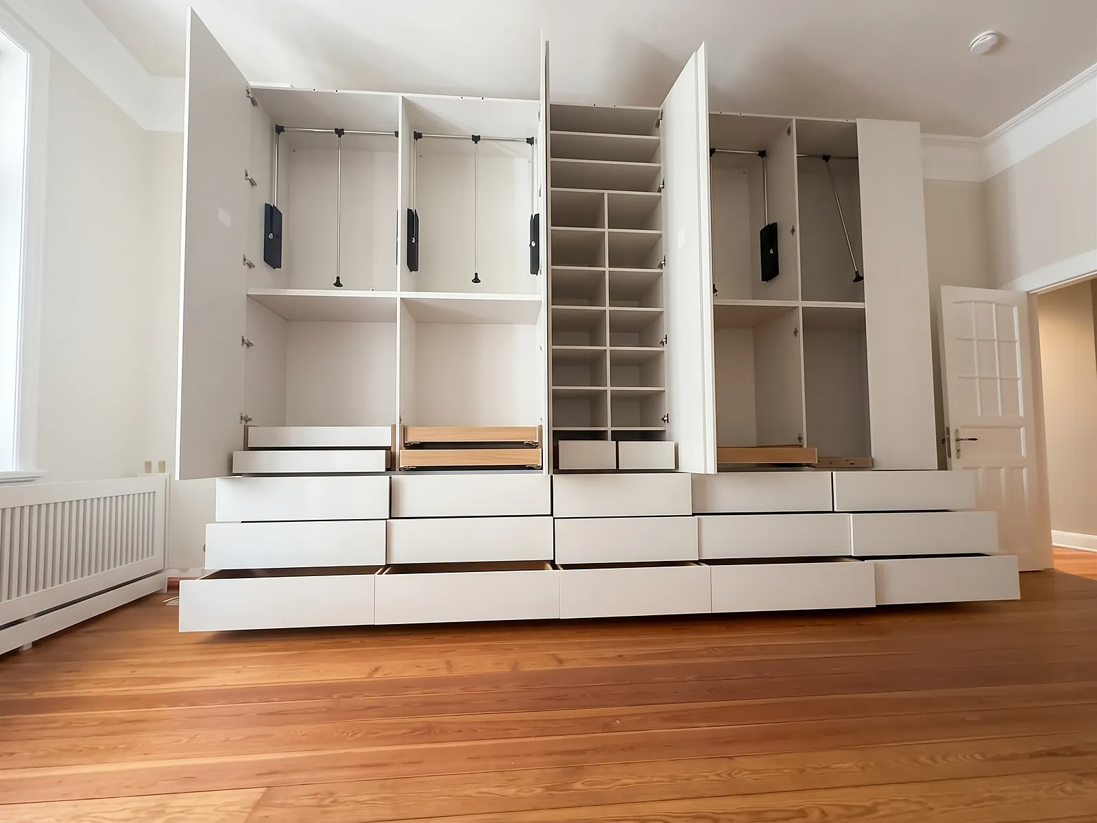 Weißer Einbauschrank mit Kleiderliften, Schuhfächern und vielen Schubladen